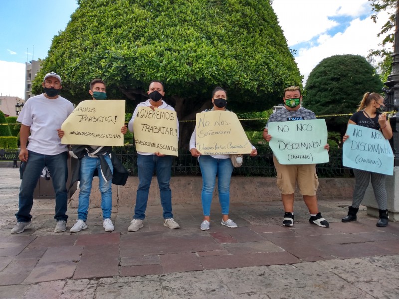 Cantineros independientes de León se manifiestan frente a Palacio Municipal
