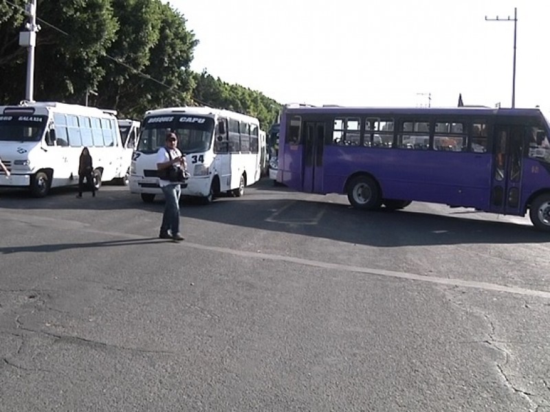 Caos ante paro de transporte público en Puebla