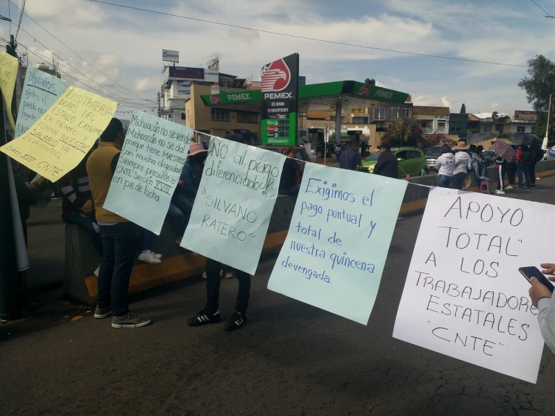 Caos en accesos a Morelia; CNTE bloquea paso ante adeudos