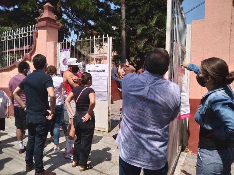 Caos en casillas especiales, ciudadanos no pueden votar