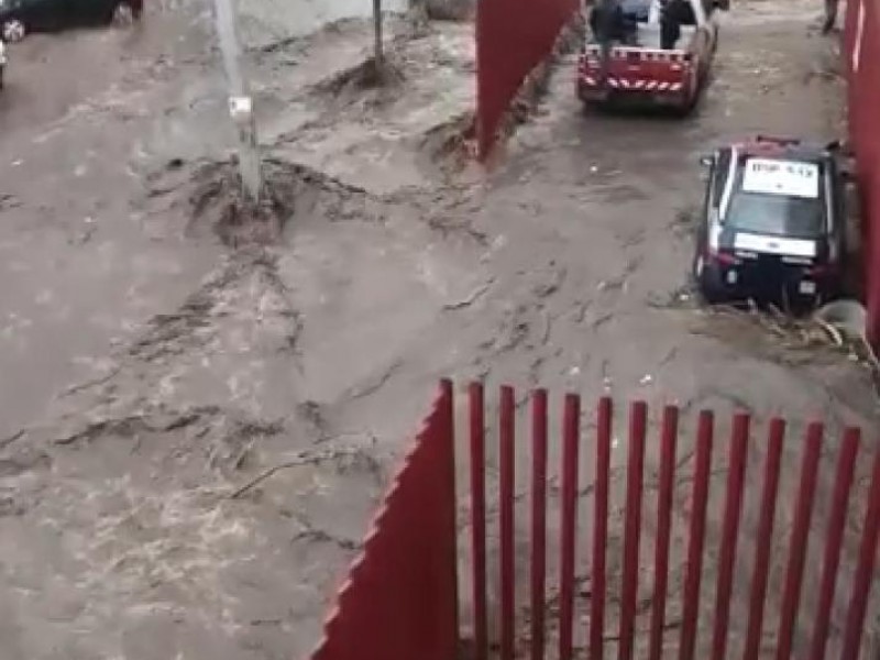 Caos en Ecatepec por intensas lluvias; Se desborda Canal