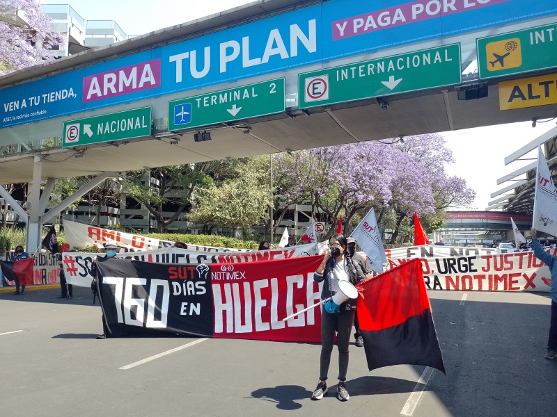 Caos en el AICM por manifestación de trabajadores de Notimex