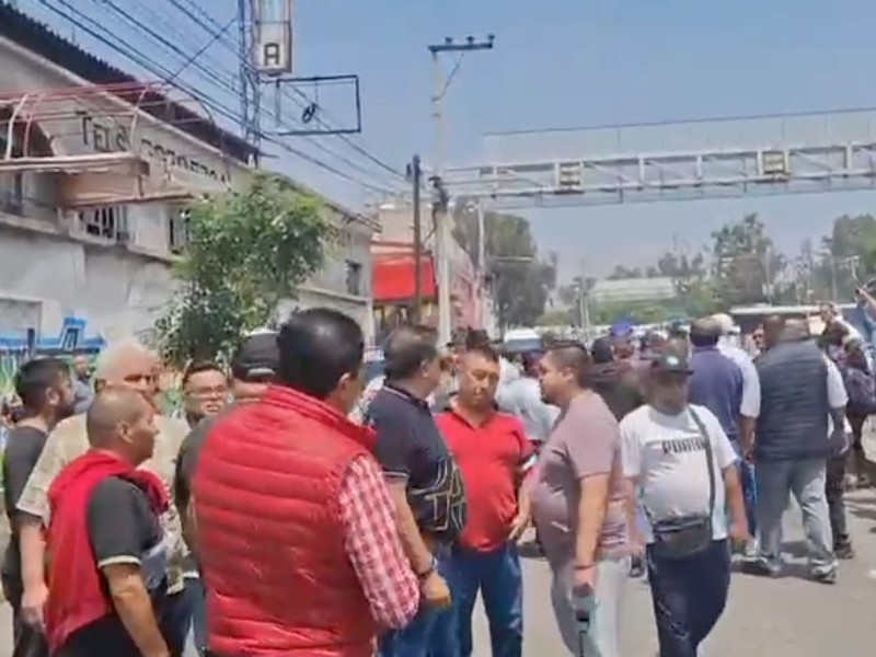 ¡Caos en el Mexipuerto Toreo! Bloqueo de transportistas termina en zafarrancho