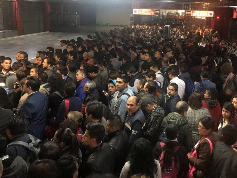 Caos en L-7 del Metro por mochila atorada