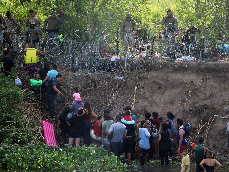 Caos en la frontera: estampida de migrantes cruza a EE.UU