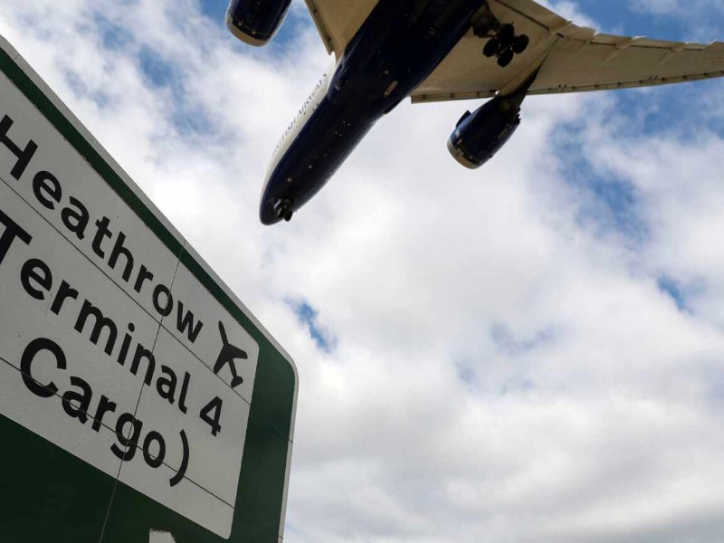 Caos en Londres: desalojan aeropuerto por incidente con sustancias peligrosas