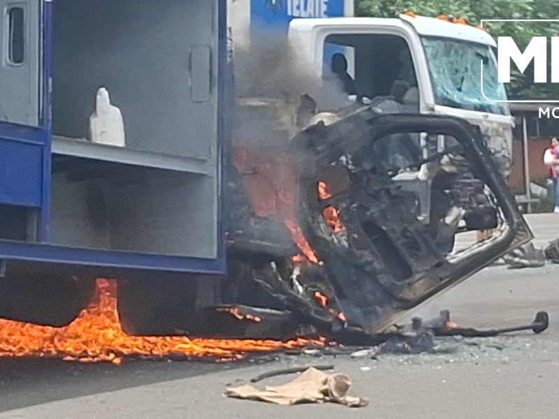 Caos en Morelia: presuntos normalistas queman y vandalizan vehículos repartidores