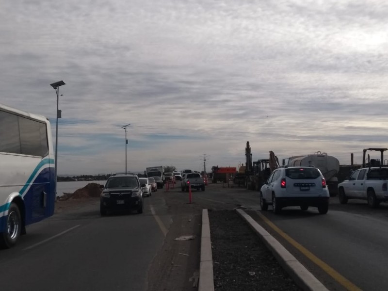 Caos en puente Douglas, activo un solo carril