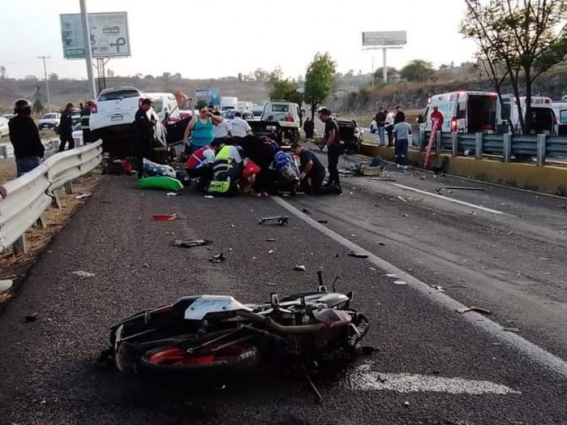 Caos en salida a Salamanca por accidente vehicular