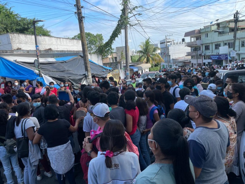 Caos en último día de vacunación a menores en Tuxpan