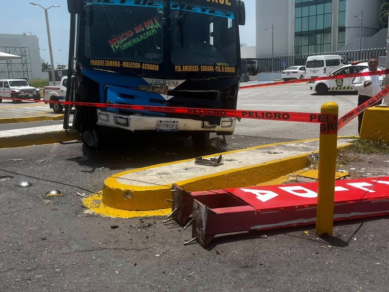 Caos víal en Boca del Río por choque de un camion urbano