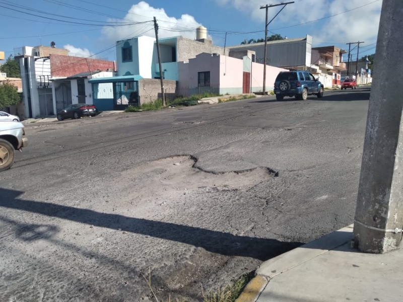 Caos vial en el cruce González Bocanegra y Tenochtitlán