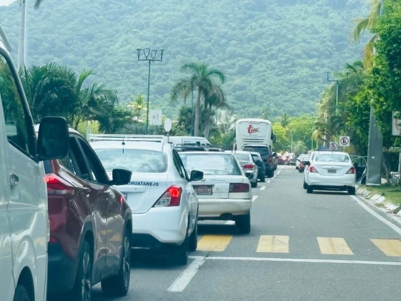 Caos vial en Ixtapa por llegada masiva de autobuses