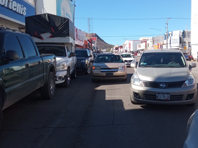 Caos vial en la avenida Serdán por conductores imprudentes