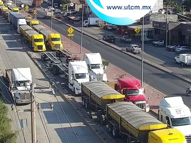 Caos vial en Manzanillo por problemas en el Puerto