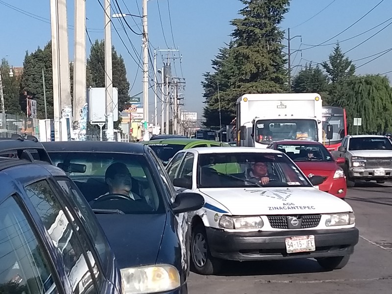 Caos vial en Tollocan por derechohabientes del ISSEMyM