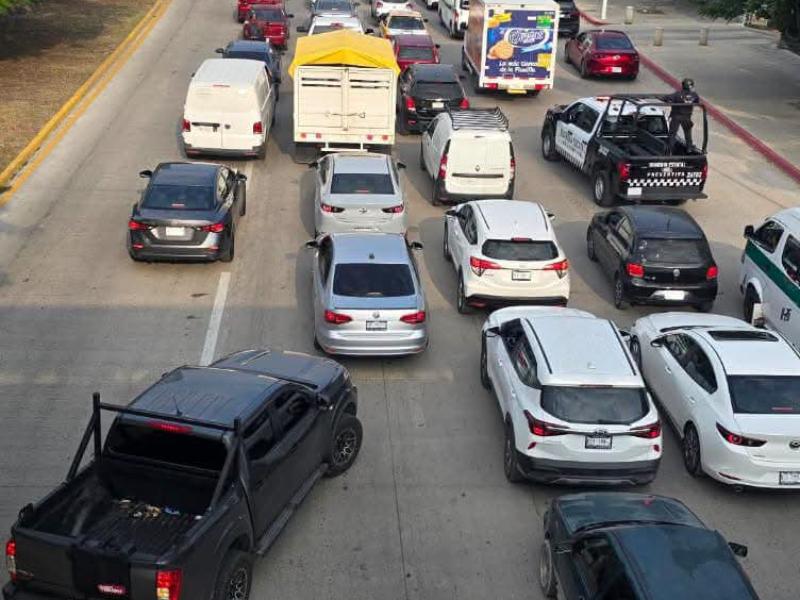 Caos vial en Tuxtla Gutiérrez por bloqueos en Fiscalía General del Estado