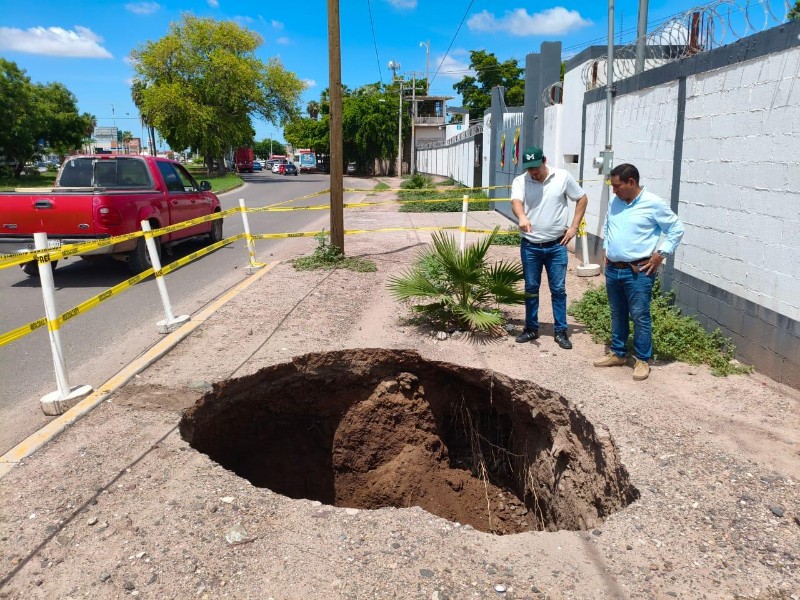 ¡Caos vial! Exigen agilizar reparación de socavón en Centenario