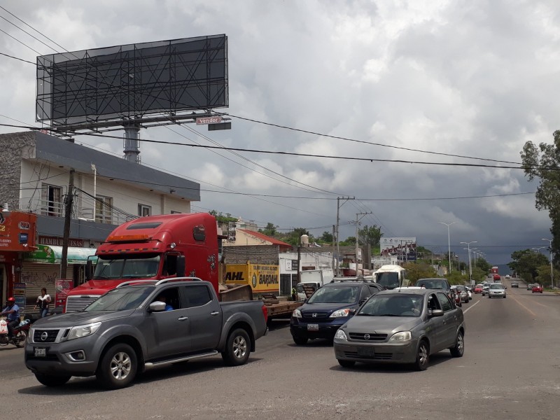 Caos vial por cierre carriles centrales boulevard Tepic-Xalisco