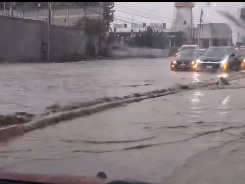 Caos vial por inundación en carretera Toluca-Tenango