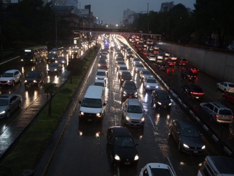 Caos vial por lluvias en CDMX