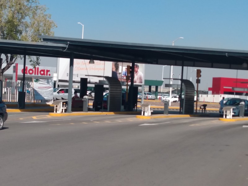 Caos y desconcierto prevalecen por toma de estacionamiento