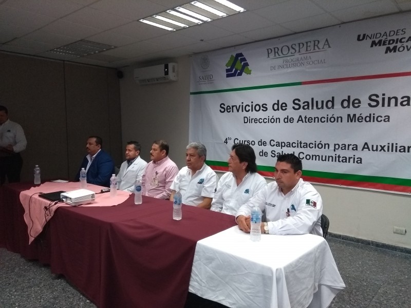 Capacitan a auxiliares de salud comunitaria