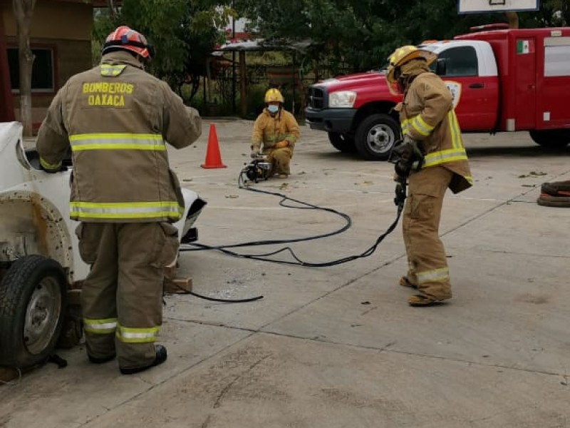 Capacitan a bomberos de Juchitán en extricación vehicular