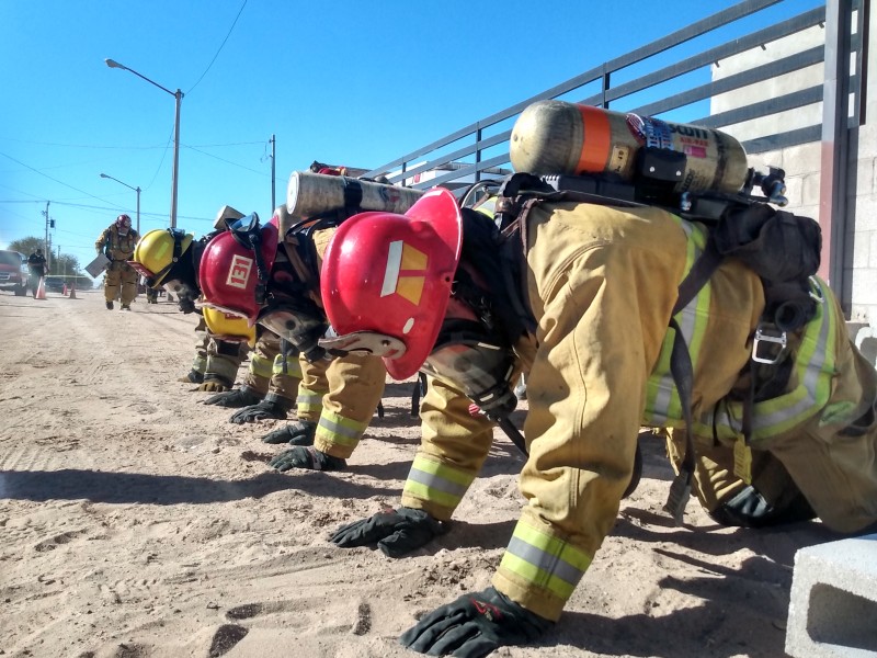 Capacitan a bomberos de slrc.