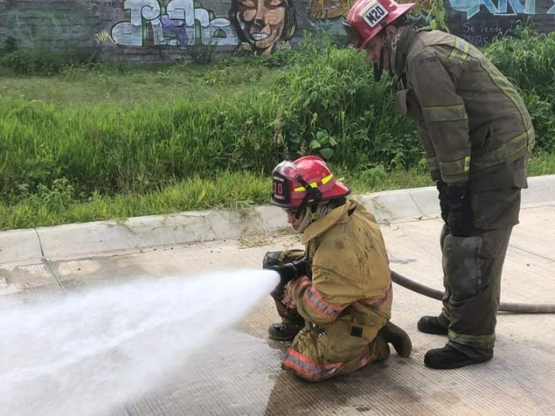 Capacitan a bomberos de Tangancícuaro