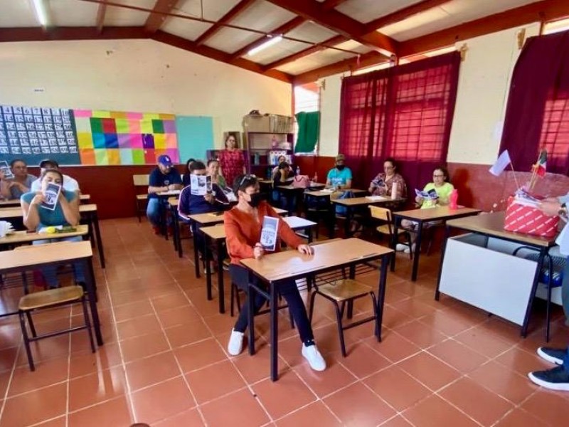 Capacitan a directores de escuela
