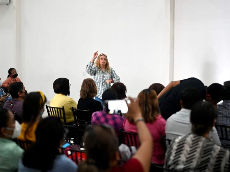 Capacitan a docentes de secundaria en Lengua de Señas