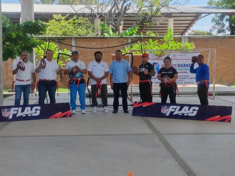 Capacitan a docentes del Istmo en fundamentos del flag football