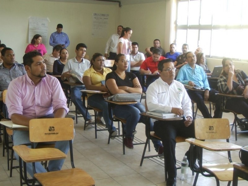 Capacitan a docentes para mejorar enseñanza en aulas