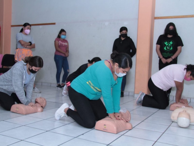 Capacitan a estudiantes de preparatoria en materia de primeros auxilios