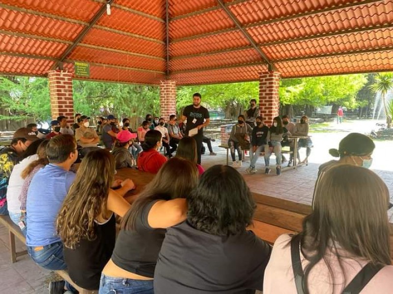 Capacitan a estudiantes sobre importancia del cuidado ambiental