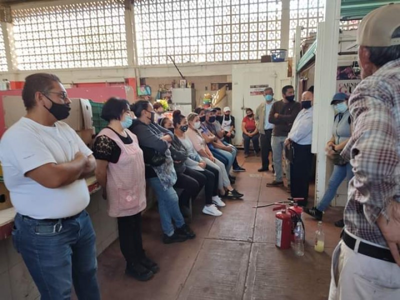 Capacitan a locatarios de Tangancícuaro en manejo de extintores