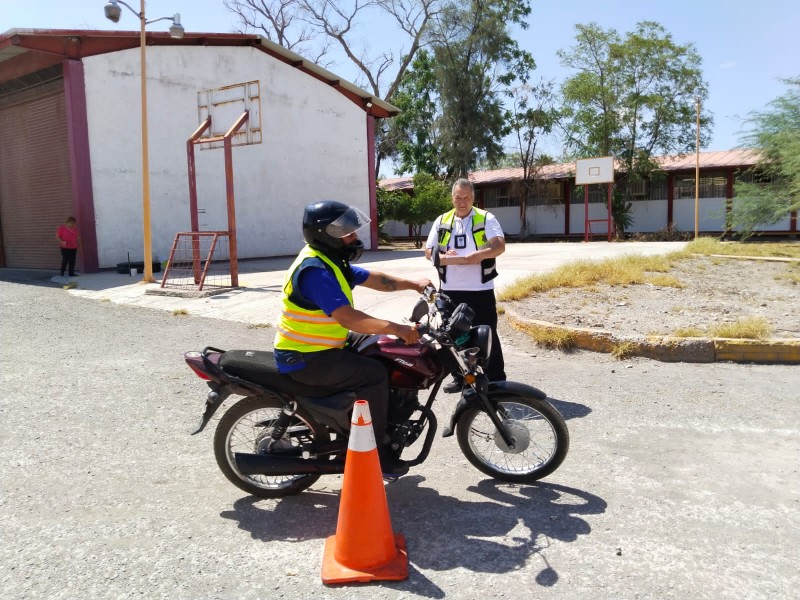 Capacitan a motociclistas para manejar a la defensiva