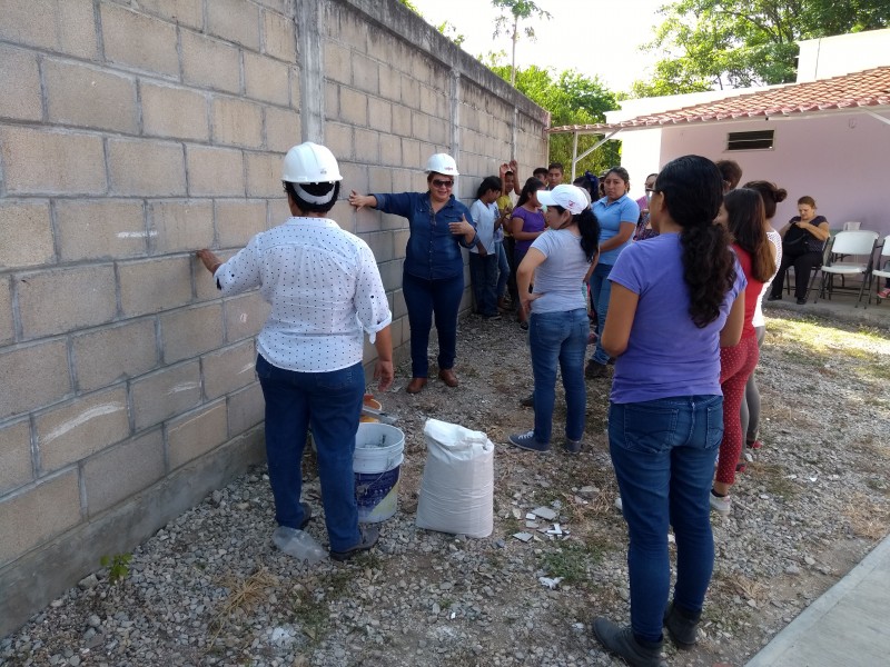 Capacitan a mujeres con talleres de diversos oficios