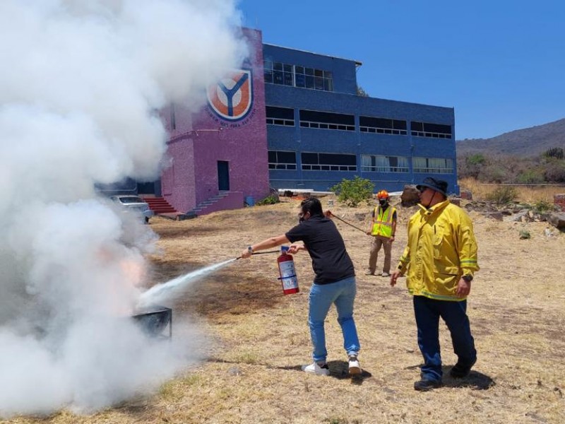 Capacitan a personal de instituciones educativas sobre combate a incendios