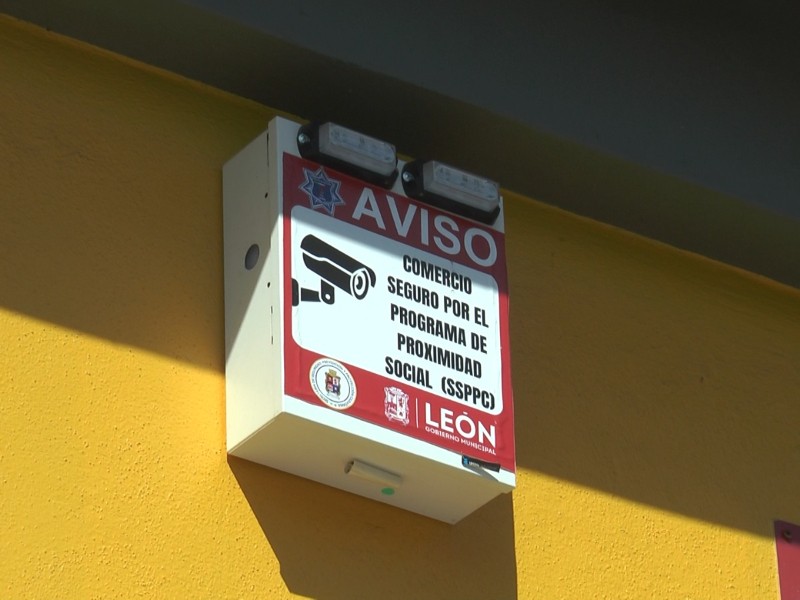 Capacitan a personal de tiendas de conveniencia en protección a las mujeres