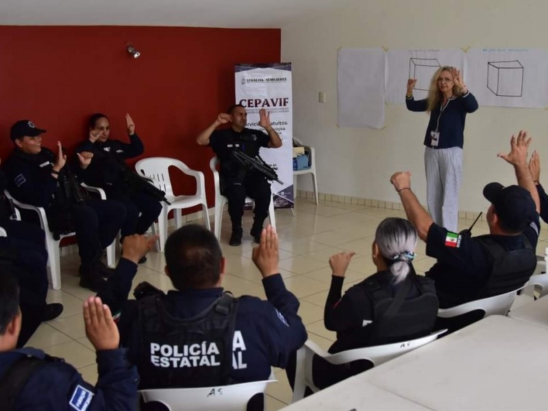 Capacitan a policías de Salvador Alvarado en temas de género