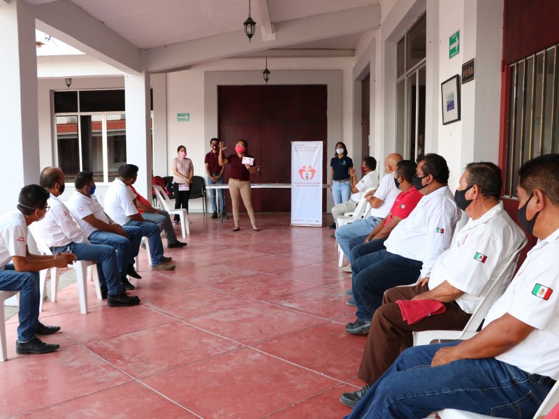 Capacitan a taxistas para apoyar a víctimas de violencia