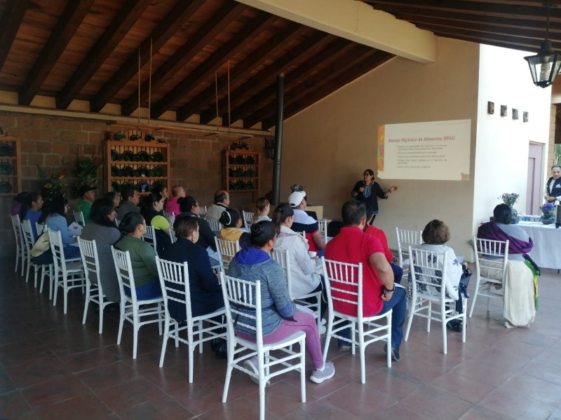 Capacitan a vendedores de alimentos de Pátzcuaro