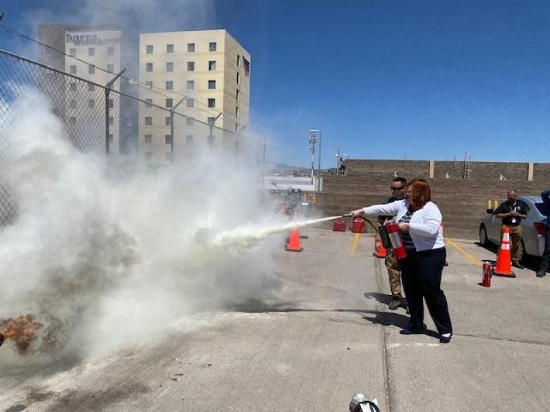 Capacitan contra incendio a personal del consulado americano