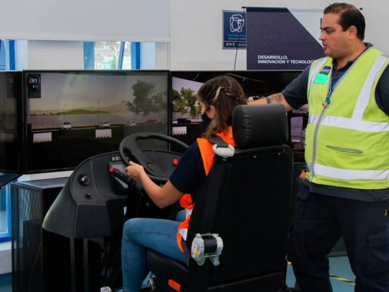 Capacitarán a mujeres para operar camiones de quinta rueda