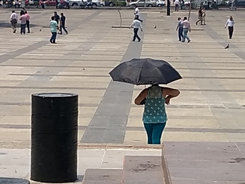 Capitalinos mitigan altas temperaturas con lo que pueden