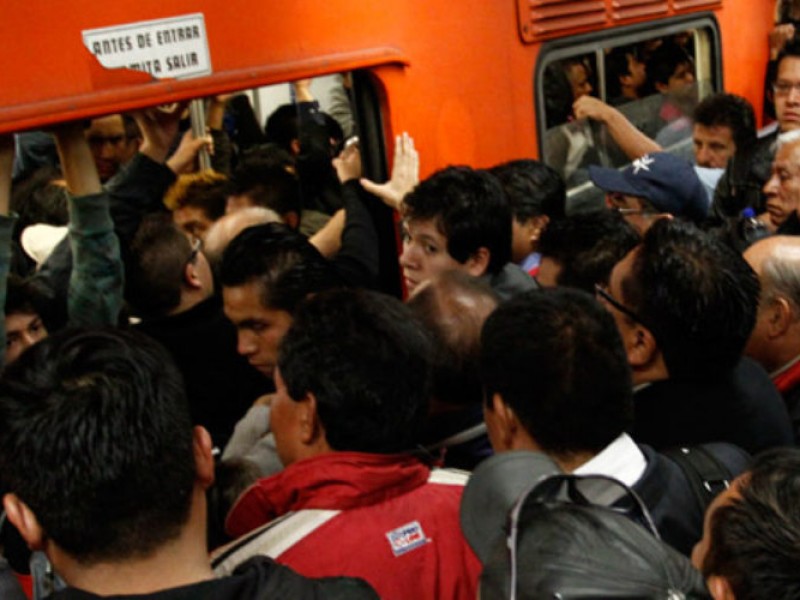 Capitalinos soportan calor y aglomeraciones en el Metro