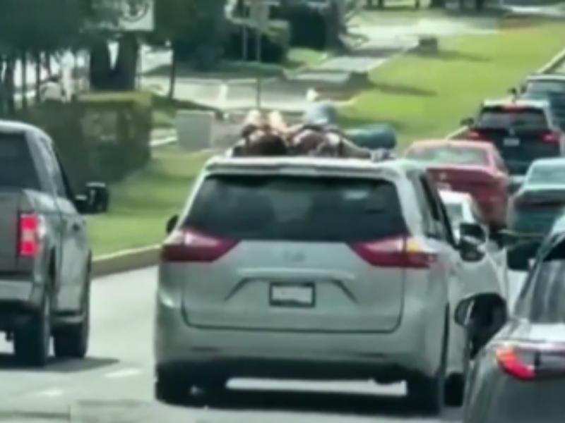 Captan a dos mujeres en toldo de auto en la Atlixcáyotl
