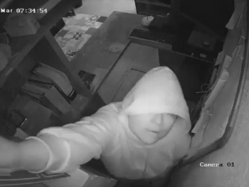 Captan a gerente de restaurante robando el dinero de la caja registradora